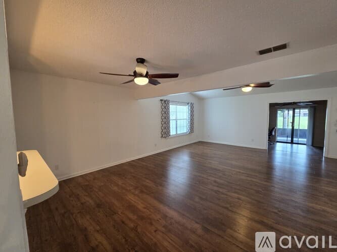 Dade City House: 35086 Whispering Oaks Blvd