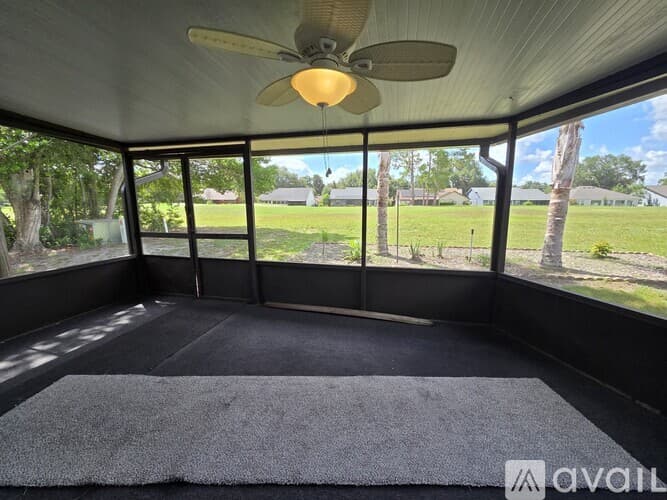 Dade City House: 35086 Whispering Oaks Blvd