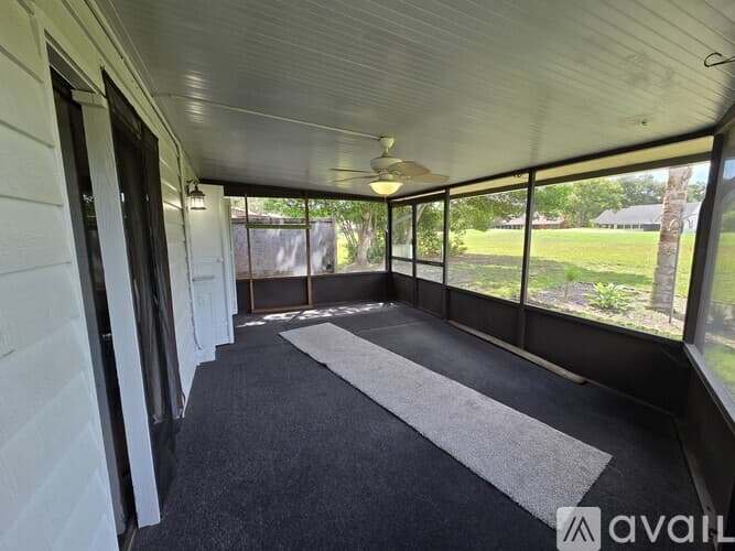 Dade City House: 35086 Whispering Oaks Blvd
