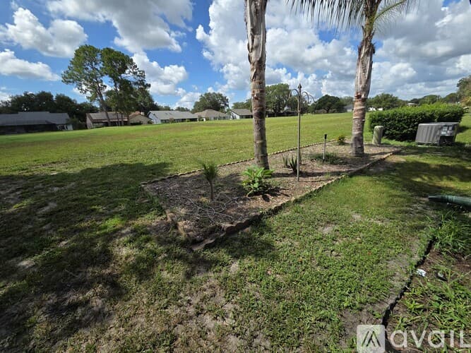 Dade City House: 35086 Whispering Oaks Blvd