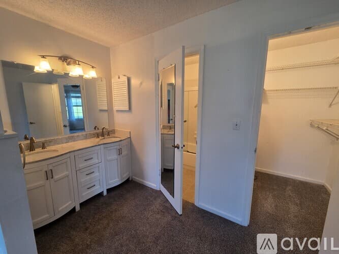 Dade City House: 35086 Whispering Oaks Blvd