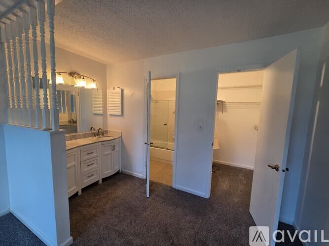 Dade City House: 35086 Whispering Oaks Blvd