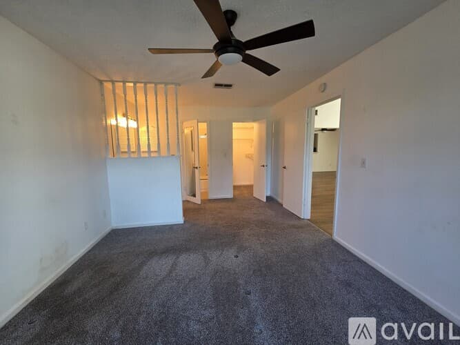 Dade City House: 35086 Whispering Oaks Blvd