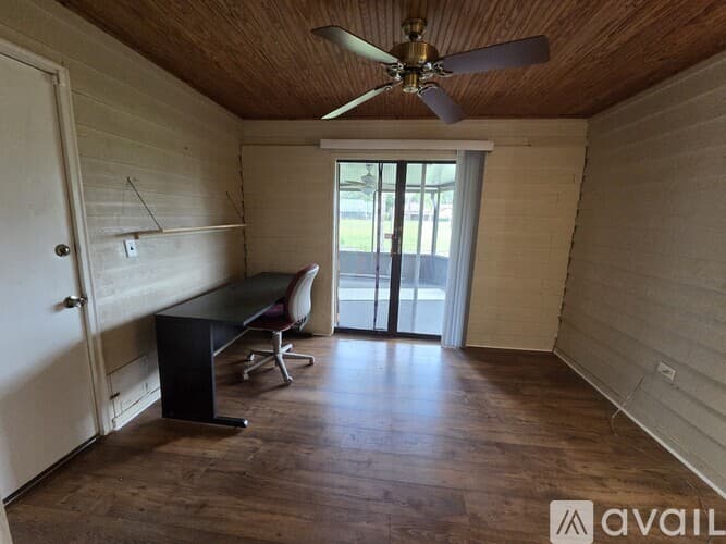 Dade City House: 35086 Whispering Oaks Blvd