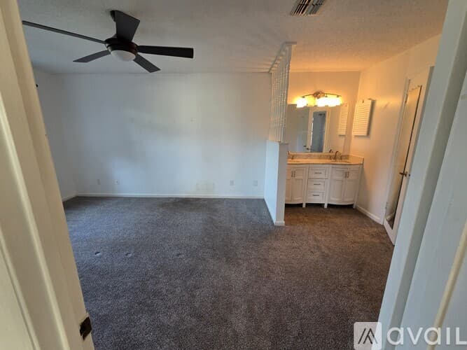 Dade City House: 35086 Whispering Oaks Blvd