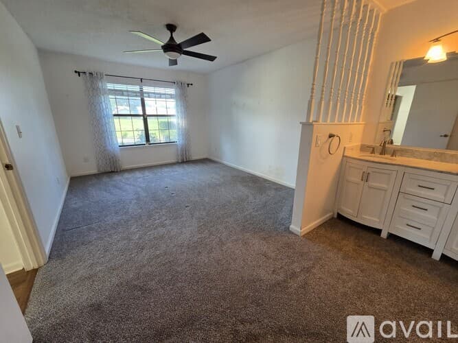 Dade City House: 35086 Whispering Oaks Blvd