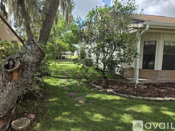 Dade City House: 35086 Whispering Oaks Blvd