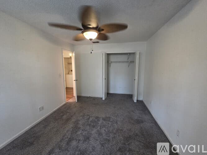 Dade City House: 35086 Whispering Oaks Blvd