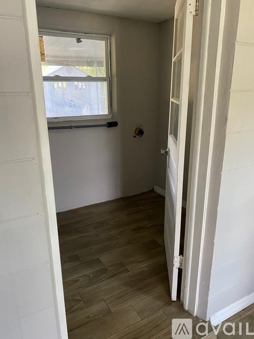Beverly Hills House: 20 W Murray St