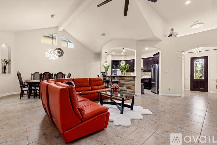 Selma House: 15517 Echo Ln