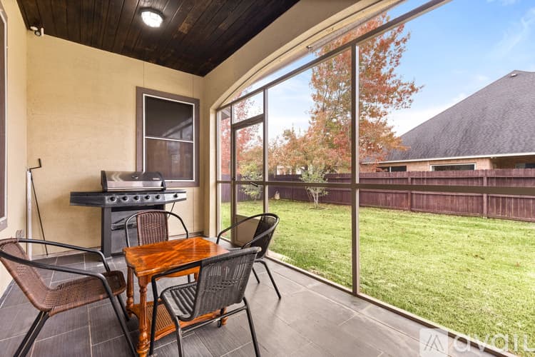 Selma House: 15517 Echo Ln
