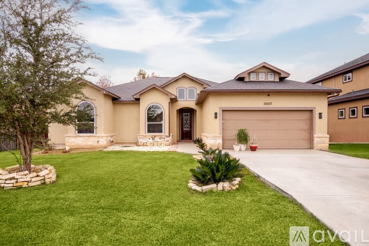 Selma House: 15517 Echo Ln