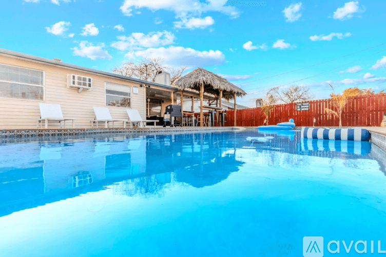 San Antonio House: 13718 Earlywood St