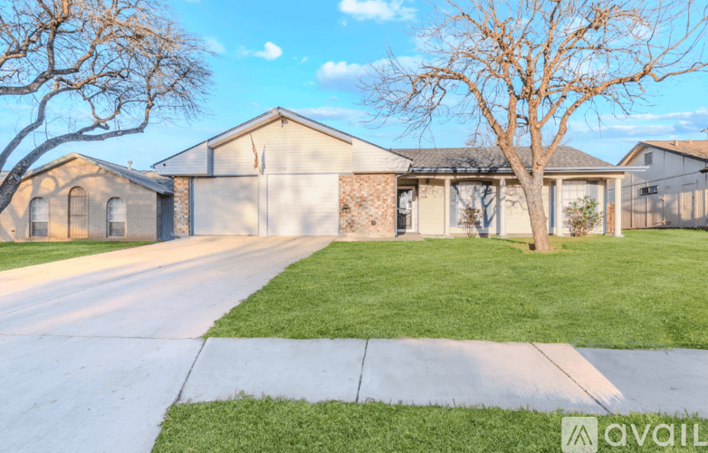 San Antonio House: 13718 Earlywood St