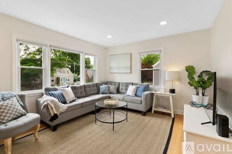 West Haven House: 106 Honor Rd