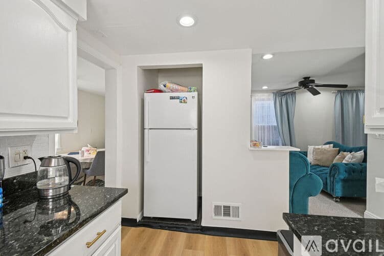 Chicago Apartment: 5017 N Meade Ave