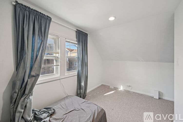 Chicago Apartment: 5017 N Meade Ave