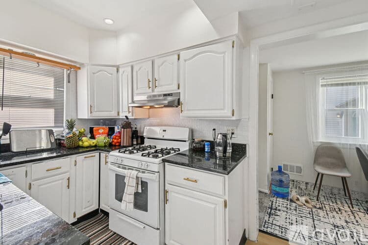 Chicago Apartment: 5017 N Meade Ave