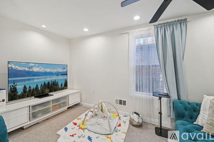 Chicago Apartment: 5017 N Meade Ave