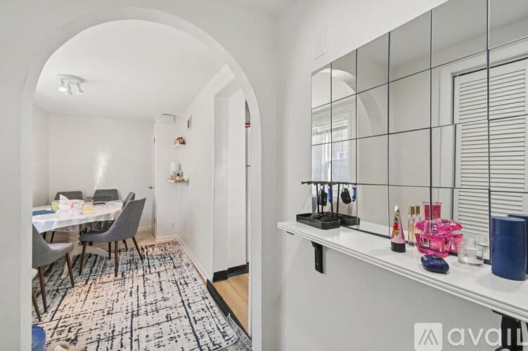 Chicago Apartment: 5017 N Meade Ave