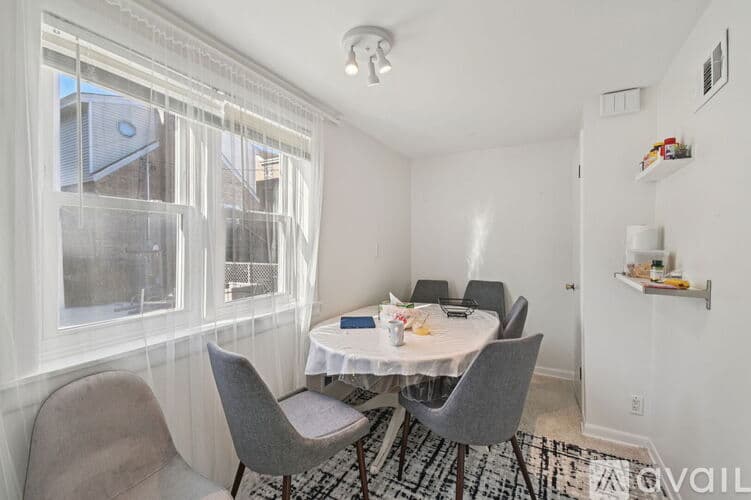 Chicago Apartment: 5017 N Meade Ave