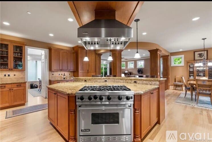 Bellevue House: 10444 Northeast 16th Place