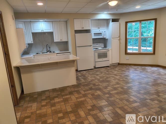 Woodstock Apartment: 430 English Ivy Way