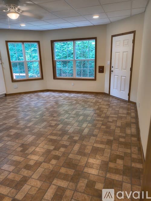 Woodstock Apartment: 430 English Ivy Way