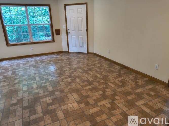 Woodstock Apartment: 430 English Ivy Way