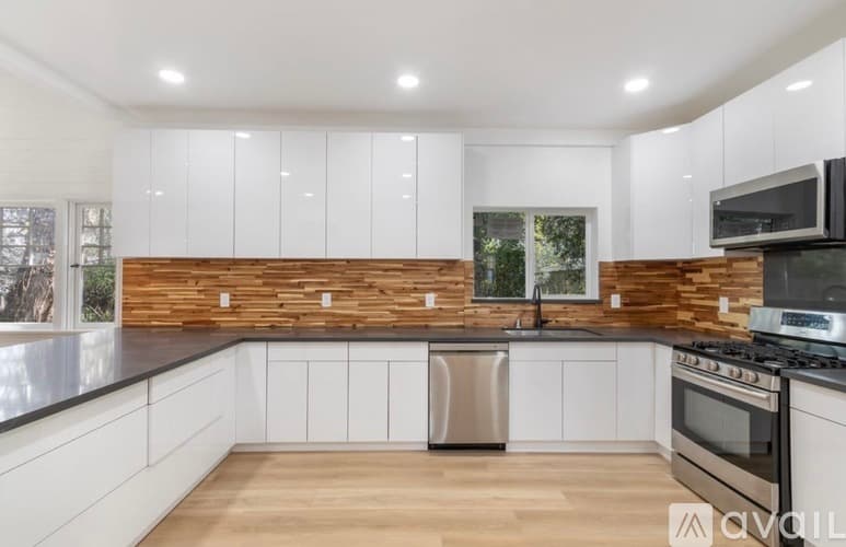 Los Angeles House: 6170 Melvin Avenue