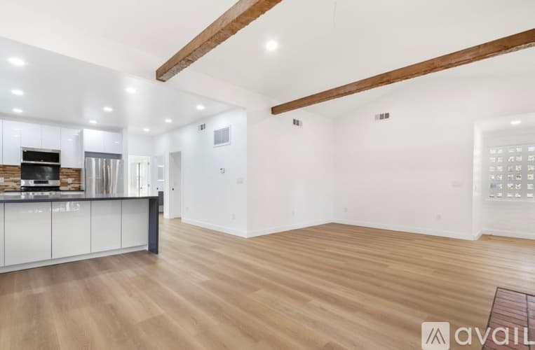 Los Angeles House: 6170 Melvin Avenue