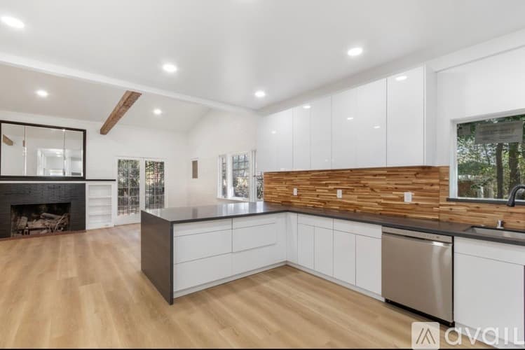 Los Angeles House: 6170 Melvin Avenue