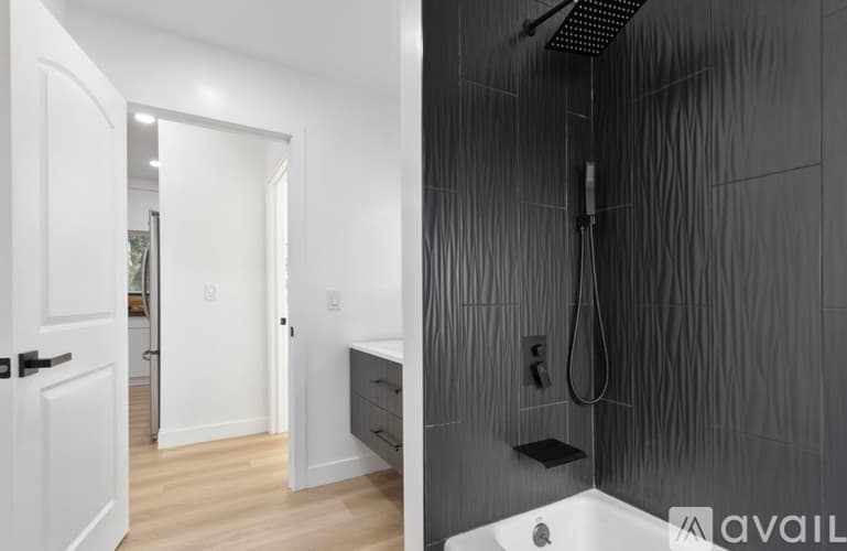 Los Angeles House: 6170 Melvin Avenue