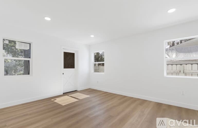 Los Angeles House: 6170 Melvin Avenue