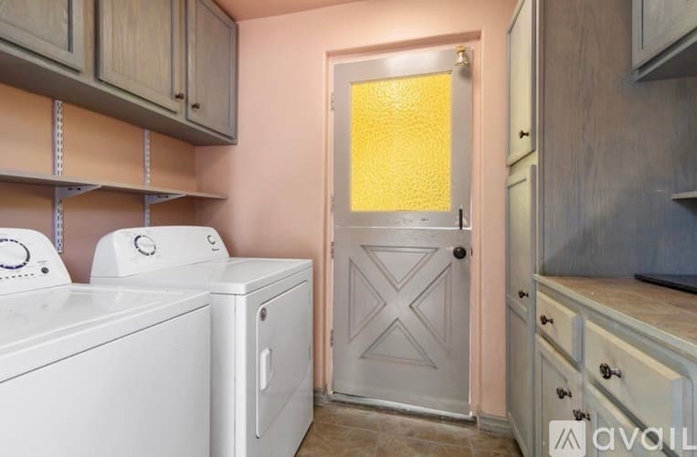 Los Angeles House: 6170 Melvin Avenue