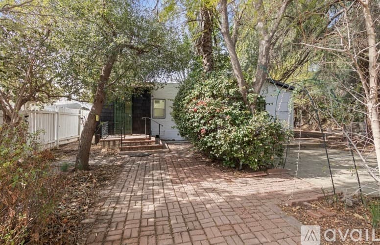 Los Angeles House: 6170 Melvin Avenue
