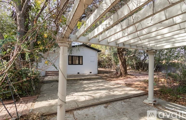 Los Angeles House: 6170 Melvin Avenue
