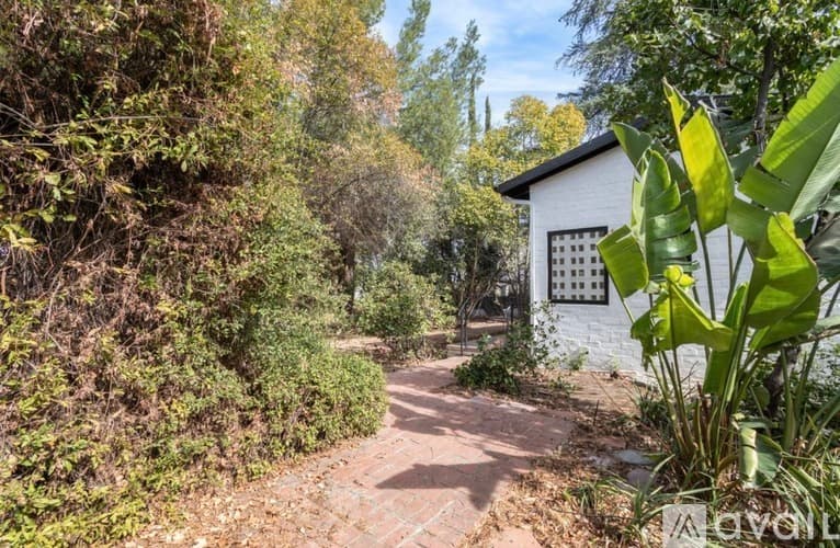 Los Angeles House: 6170 Melvin Avenue