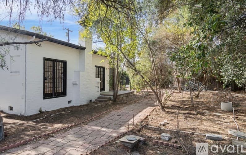 Los Angeles House: 6170 Melvin Avenue