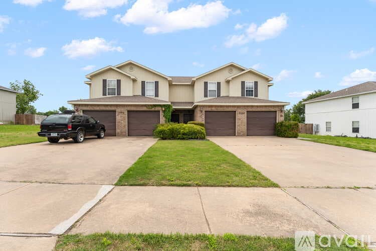 Siloam Springs Townhome: 2004 Azlin Pl