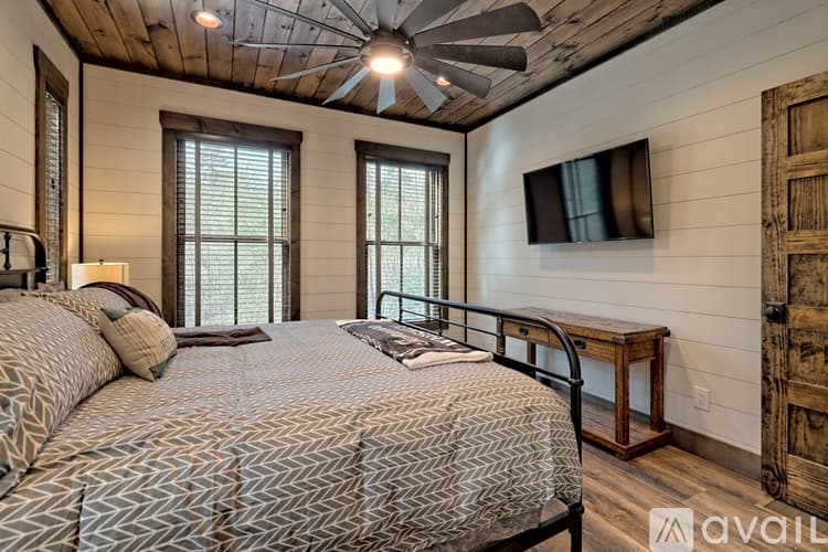 Clarkesville House: 4061 Old Historic U S 441
