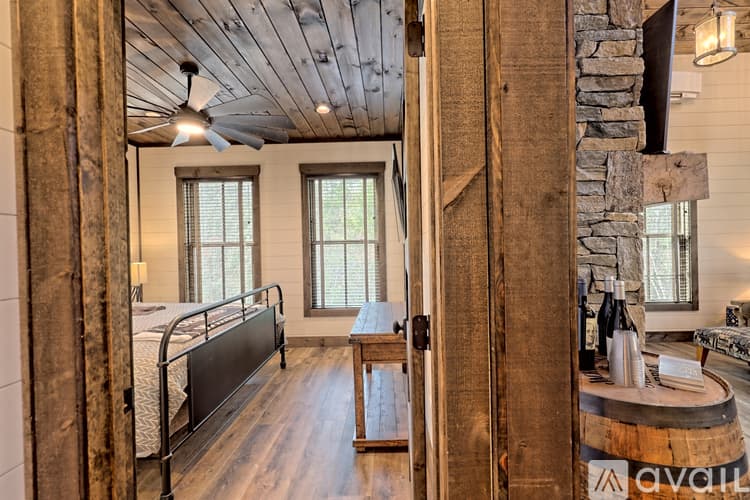 Clarkesville House: 4061 Old Historic U S 441
