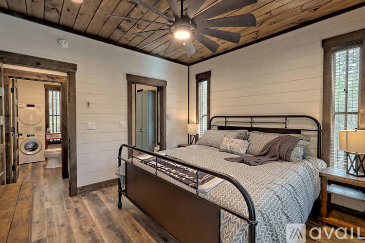 Clarkesville House: 4061 Old Historic U S 441