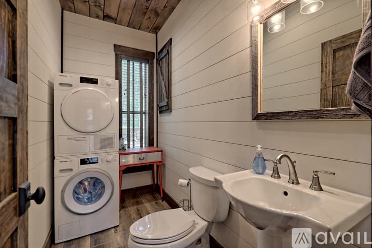 Clarkesville House: 4061 Old Historic U S 441