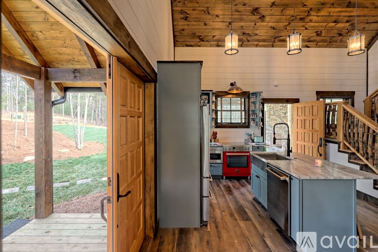 Clarkesville House: 4061 Old Historic U S 441