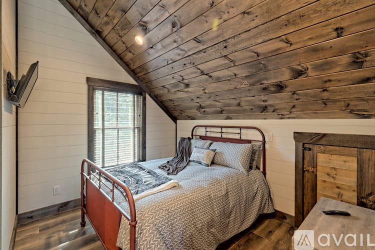 Clarkesville House: 4061 Old Historic U S 441