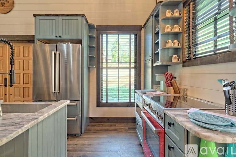 Clarkesville House: 4061 Old Historic U S 441