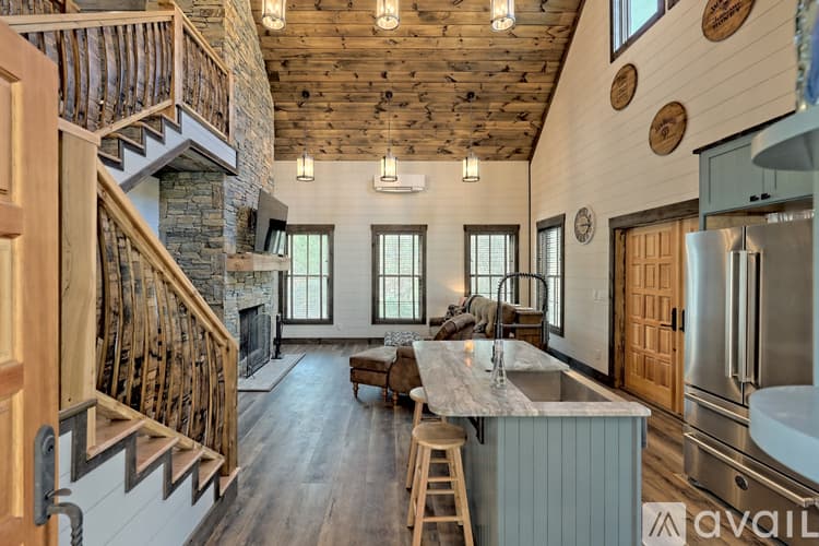 Clarkesville House: 4061 Old Historic U S 441