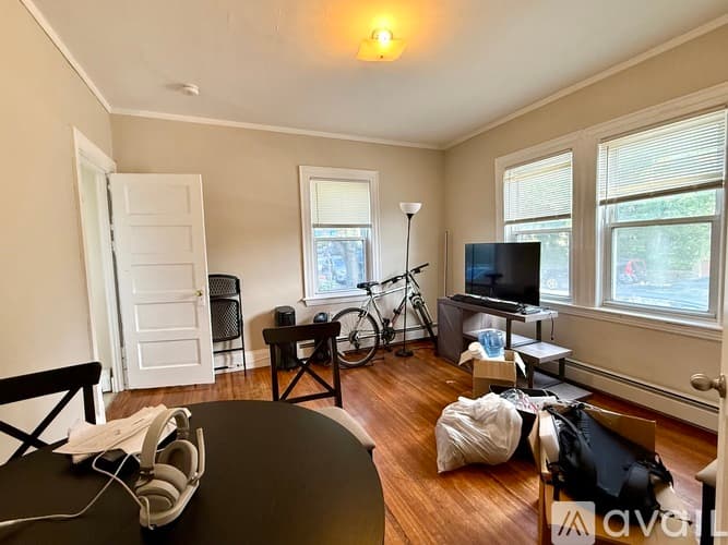 Somerville Apartment: 14 Craigie St