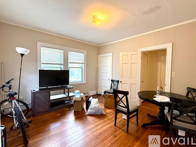 Somerville Apartment: 14 Craigie St